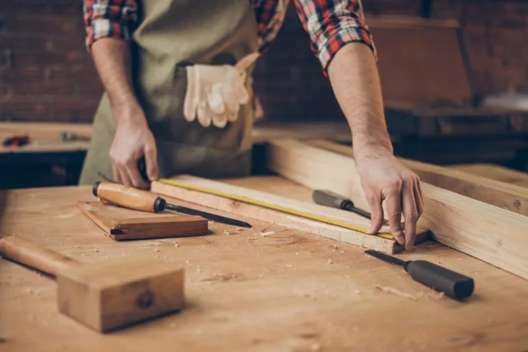 Artisan travaillant le bois dans l’atelier Bleum