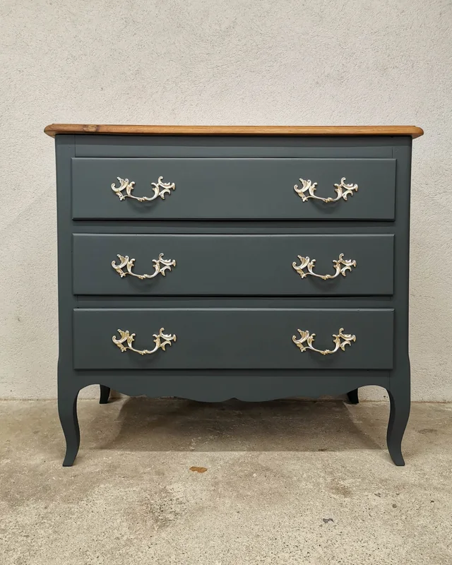 Après — commode relookée bleu-gris