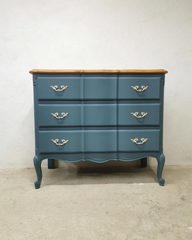 Après — commode relookée bleue