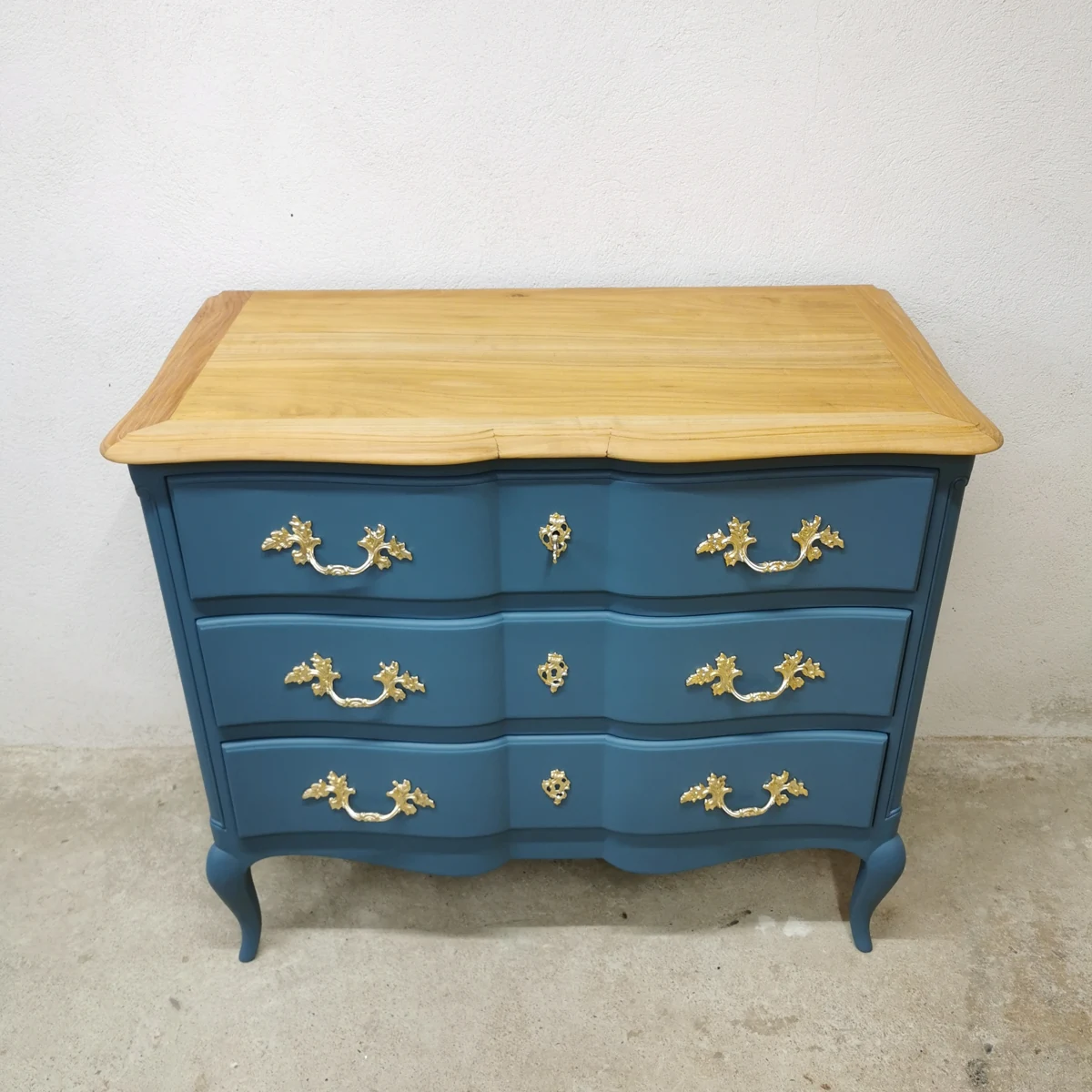 Après — commode relookée à la main par Bleum Atelier