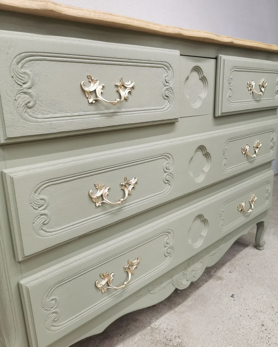 Commode ancienne en chêne relookée vert-gris